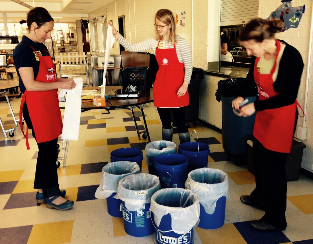 ehhdLT's tweet photo. New day, new team at Park HS! #SmarterLuchrooms plate waste study w @carmenbyker @ErinJackson9 @gvfarmtoschool http://t.co/6Zy7OQoWZc