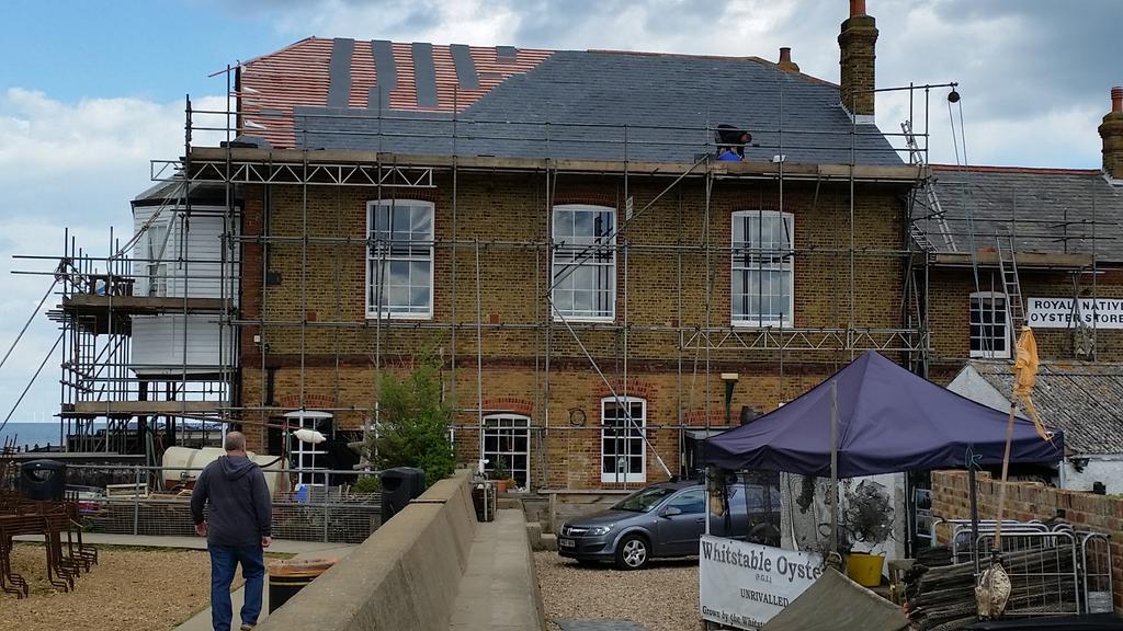 PaulForwardMrF's tweet photo. Always bloody windy at Whitstable. Roof nearly done .#codnchips http://t.co/p4ISGKqqON