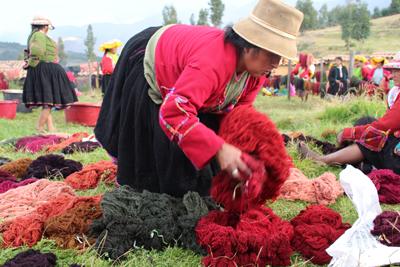 TreadRightOrg's tweet photo. Meet @CTTCCUSCO! Recipients of a Heritage Initiative grant http://t.co/qkMB3LGGsO #LetsTreadRight @AllianceArtisan http://t.co/bgw1Nv8nTT