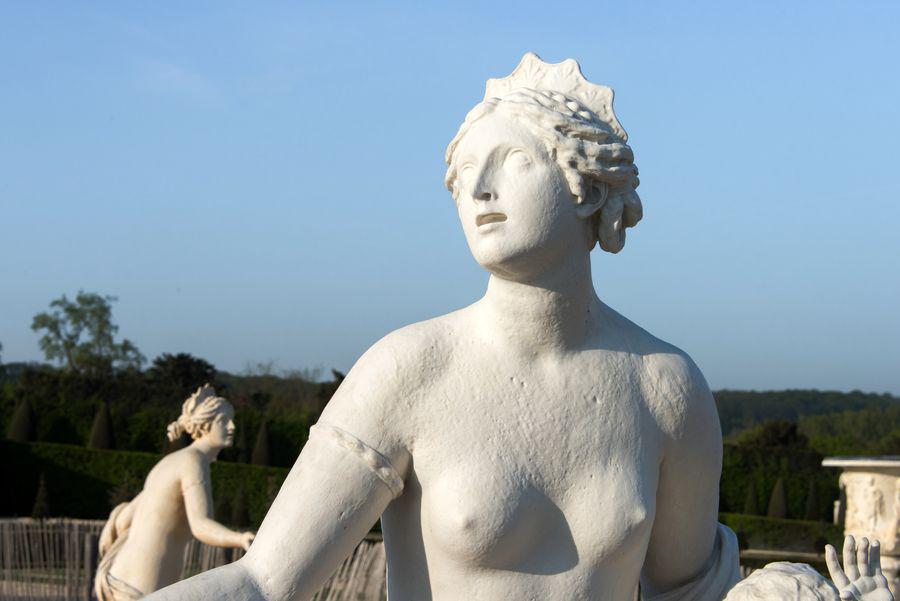 CVersailles's tweet photo. Lundi 4 mai 2015, entre 10h et 12h, assistez à la repose de la sculpture du bassin de #Latone. http://t.co/SAgRQfqIor http://t.co/ZOBuEAlI1u