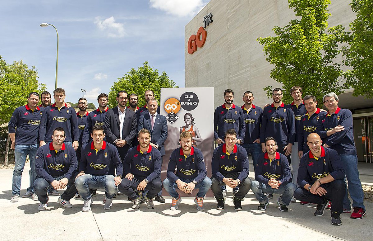 GOfit_es's tweet photo. Hemos tenido la suerte de tener en #GOfitMontecarmelo a toda la @RFEBalonmano. ¡Suerte, campeones! http://t.co/IJ21lASb6d