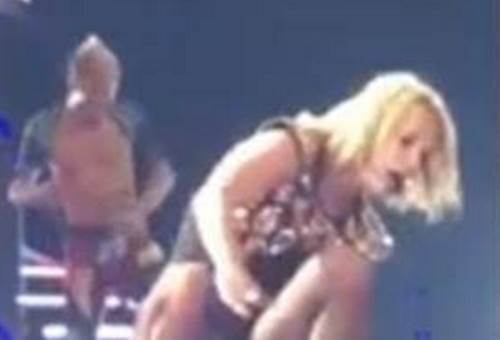 El_Universal_Mx's tweet photo. #ENTÉRATE ¡Britney se resbala en pleno show! #Video http://t.co/LtFSPgNqPB http://t.co/1HyZQ4QY4o