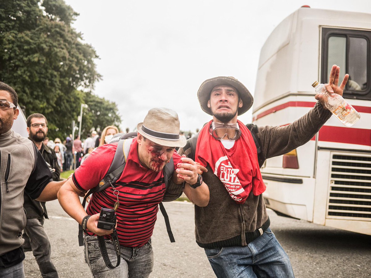 VICEBRASIL's tweet photo. Fotos que o @ruafotocoletivo fez do massacre dos professores ontem, em Curitiba: http://t.co/WH332gtKkG http://t.co/GVM7IANYlO