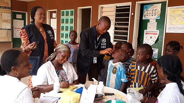 WHOAFRO's tweet photo. Administration of vitamin A supplement during #measles #vaccination campaign in #Guinea #AVW2015 http://t.co/Dfl5nOdZ4L
