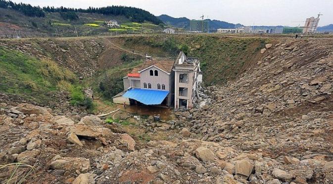 liputan6dotcom's tweet photo. Pertahankan Rumah, Keluarga Ini Harus Hidup Tanpa Air dan Listrik http://t.co/rXbI2692c1 http://t.co/2ujZ5azAXi