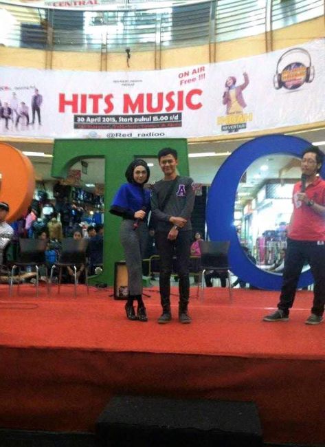 INeversal_ON's tweet photo. Red Radio @indah_nevertari Keep support @AllanSL_18 @arifinputra28 @jessicamarinda http://t.co/NCJKKnmzjg