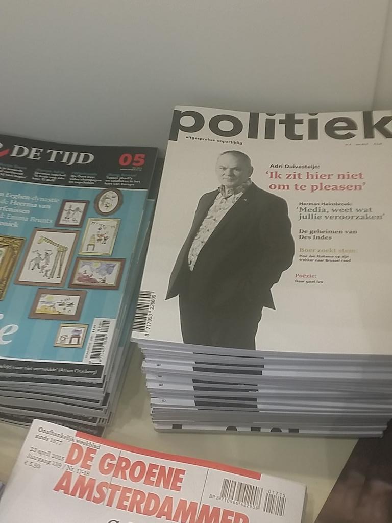 PolitiekMagazin's tweet photo. Politiek Magazine nr 2 is er. Nu te koop in grotere kiosken en de boekwinkel, zoals hier bij @paagman in Den Haag http://t.co/Kiy4YAp72r