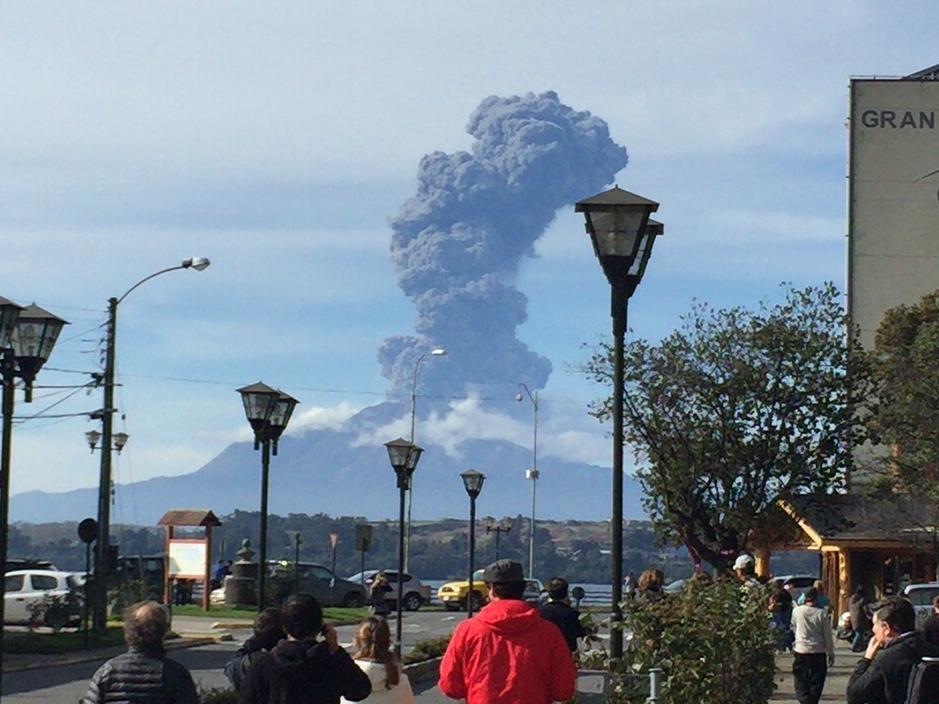 Alerta en Chile por erupcion del volcán Calbuco. CD2ll8xVAAAhjai