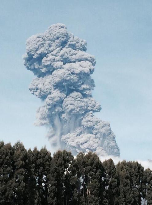 Alerta en Chile por erupcion del volcán Calbuco. CD2mfgQWAAAANx8