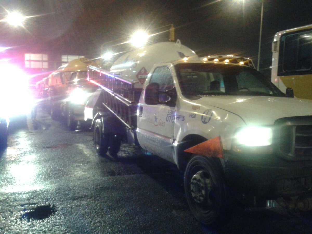 MVSNoticias's tweet photo. Envía SPC-DF al corralón a ocho #pipas de gas LP por carecer de medidas de seguridad 
http://t.co/VwLQLr9J9a http://t.co/4n3Ziurykq