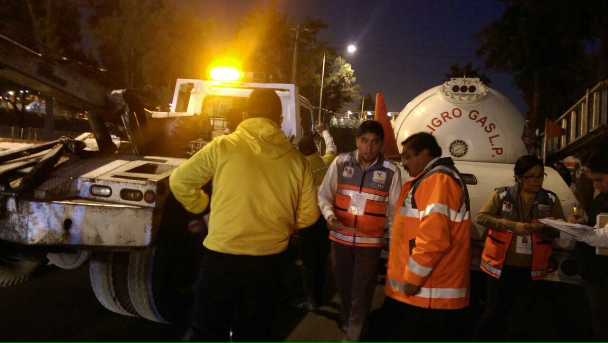 MVSNoticias's tweet photo. Envía SPC-DF al corralón a ocho #pipas de gas LP por carecer de medidas de seguridad 
http://t.co/VwLQLr9J9a http://t.co/4n3Ziurykq