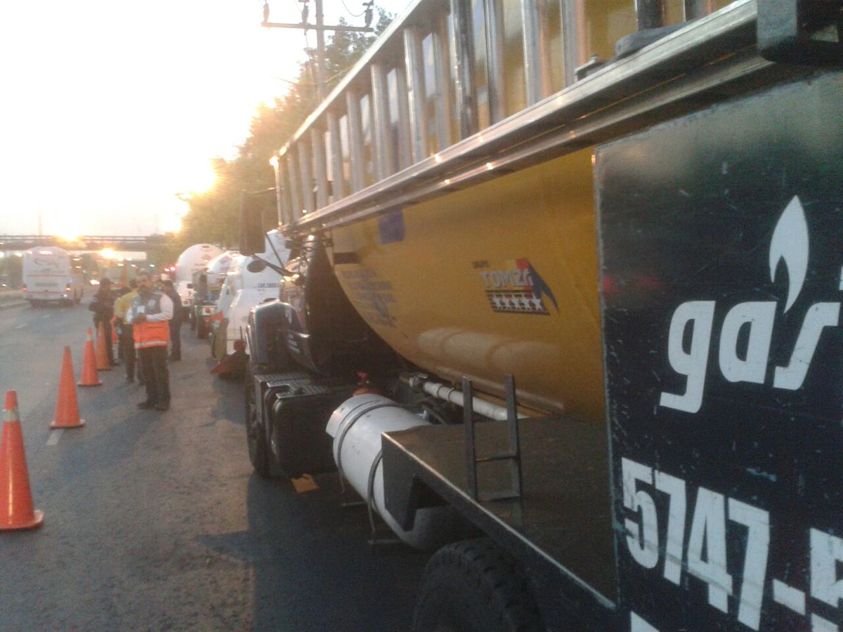 MVSNoticias's tweet photo. Envía SPC-DF al corralón a ocho #pipas de gas LP por carecer de medidas de seguridad 
http://t.co/VwLQLr9J9a http://t.co/4n3Ziurykq