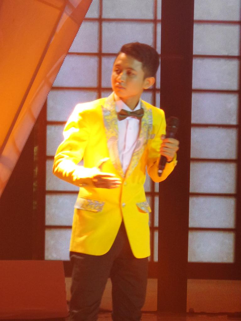 KDIOffc_MNCTV's tweet photo. Yg kedua, Trenggalek ayo digoyang!!! Sambutlah @BarefKDI15_ !! #KonserFinalKDI http://t.co/LLeE3ad2ZD