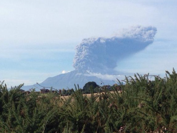 nmasforo's tweet photo. Intensifica actividad volcán #Calbuco de Chile; lanza fumarola de 2.500 metros con cenizas, se dirigen a Argentina http://t.co/yRIgubKk9G