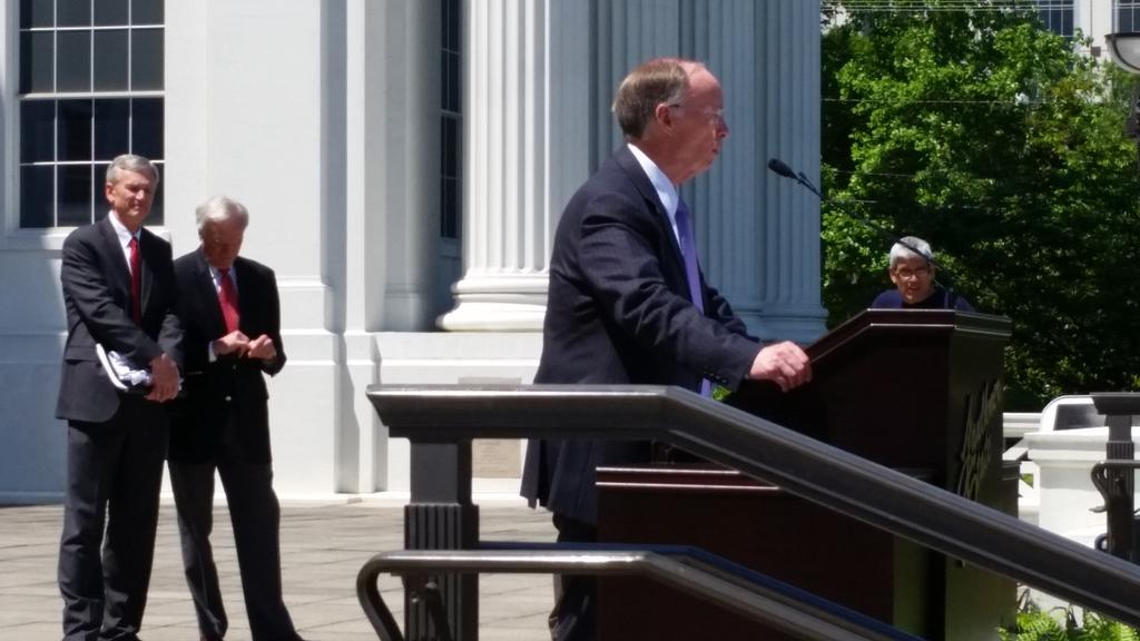 LBWCC's tweet photo. Gov. Bentley says we're the largest crowd to have been seen on the Capitol lawn!  #ACCSDay http://t.co/JI3FdXLW3E