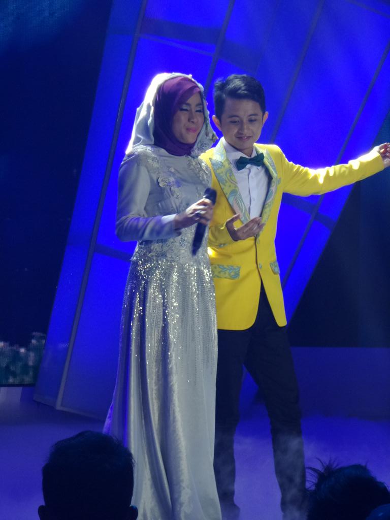 KDIOffc_MNCTV's tweet photo. Kayanya bakal ada yg cinlok nih ! #KonserFinalKDI http://t.co/2fRahh7Pxb