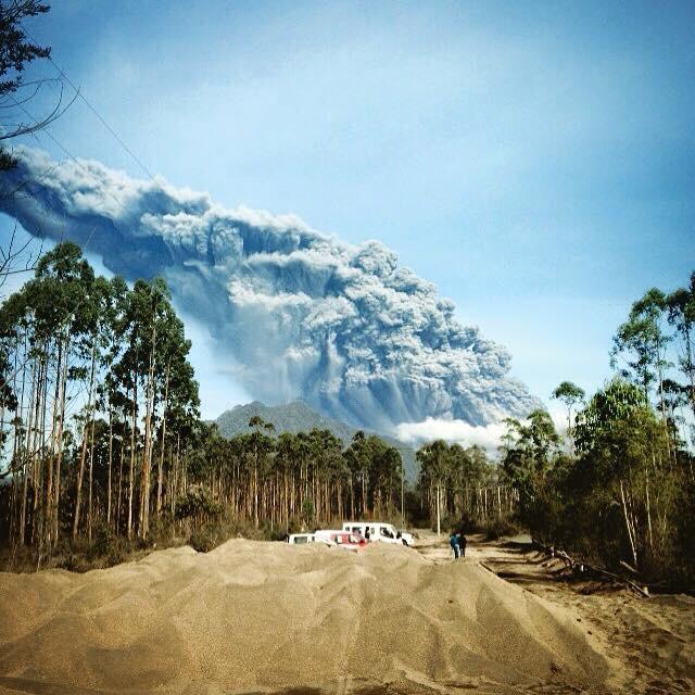 Alerta en Chile por erupcion del volcán Calbuco. CD2qqZ1WMAEU5lM