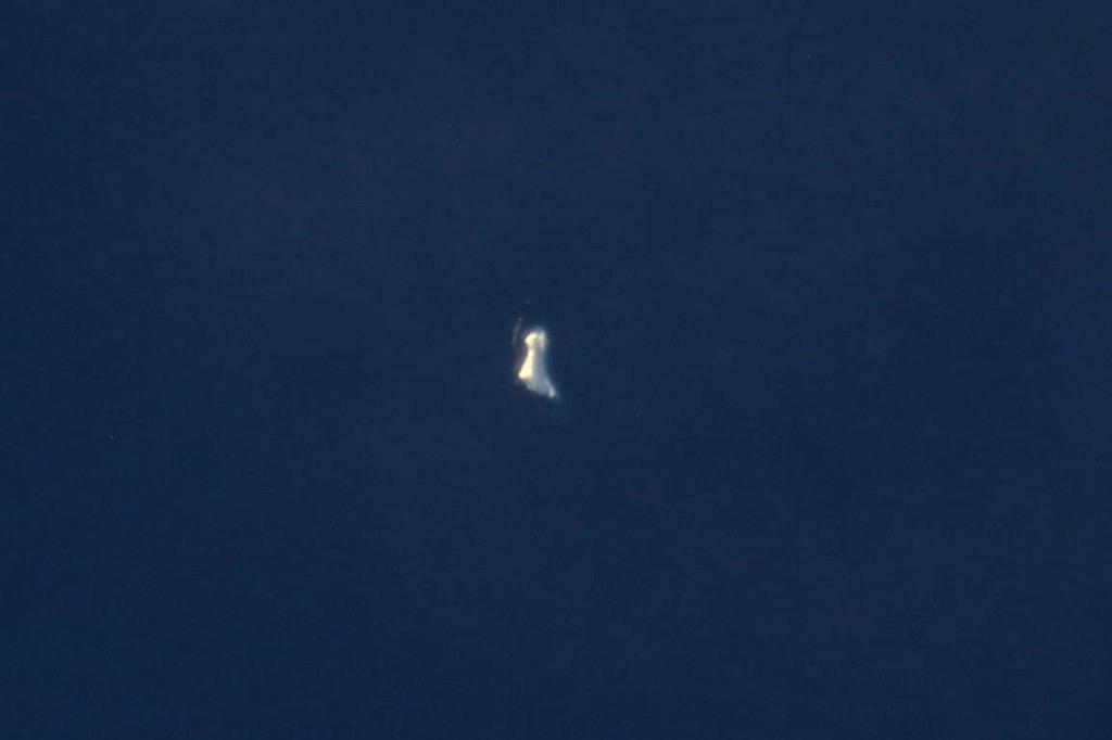 AstroTerry's tweet photo. Lonely iceberg off the coast of #Antarctica. http://t.co/Aj10F7GNnu