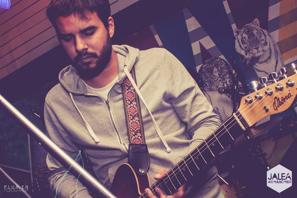 HipStrap's tweet photo. Nico Perez Orona de Contraste nos acaba de pasar esta foto con su #HipStrap Red Haze y su hermosa Telecaster Thinline http://t.co/I4O9Quq135