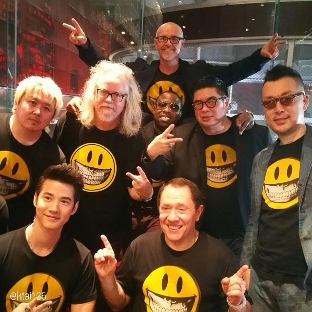 mario_fanclub's tweet photo. เก็บตกภาพโอ้กับทีมงานจากงานเปิดตัว #8deuce8 เมื่อวันที่ 28/04/15 ที่ผ่านมาค่ะ cr: ktai126 #มาริโอ้ #MarioMaurer http://t.co/khKrh6L8aj