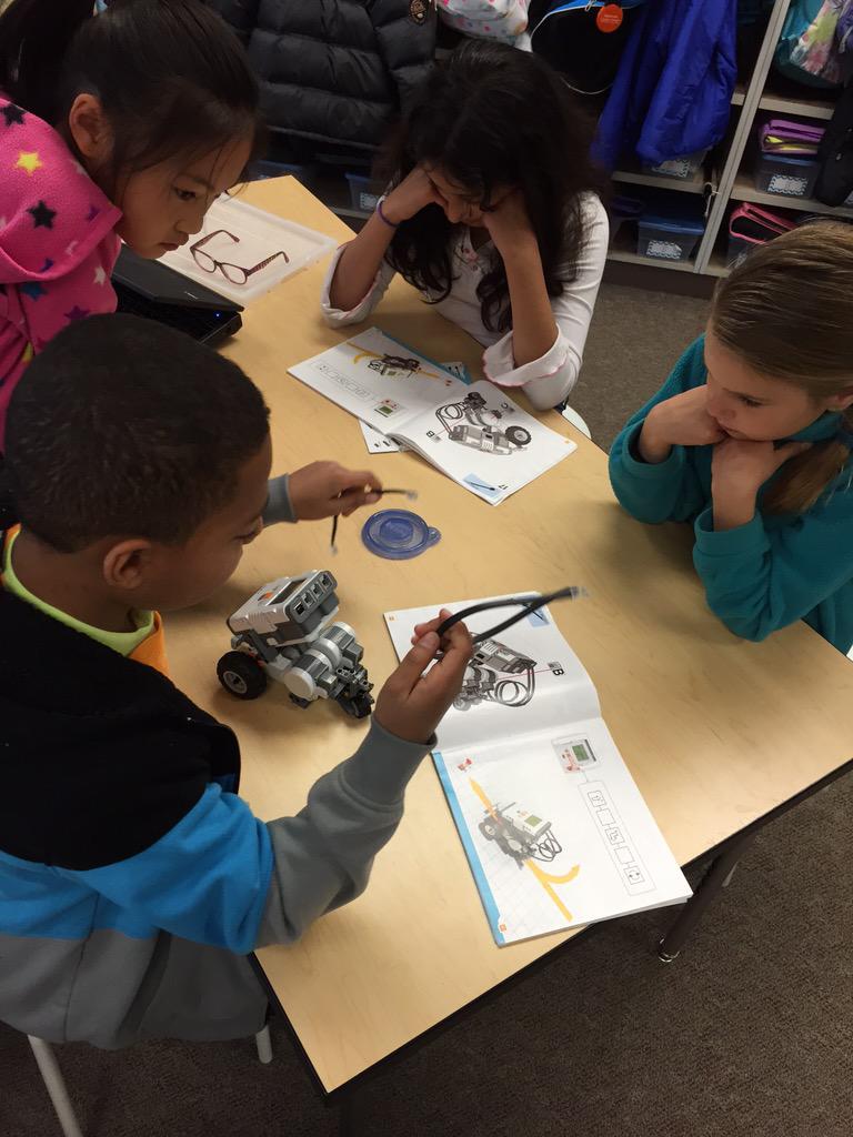 CASciTech's tweet image. Having fun building robots and problem solving today!