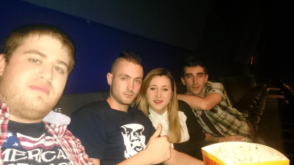 AnzoAlberdi's tweet photo. Preparado para ver Los Vengadores La era de Ultron en @Cines_Kinepolis con @aguardia_93 @Elruben_j @CaleroEva http://t.co/1wfnVOkZ4g
