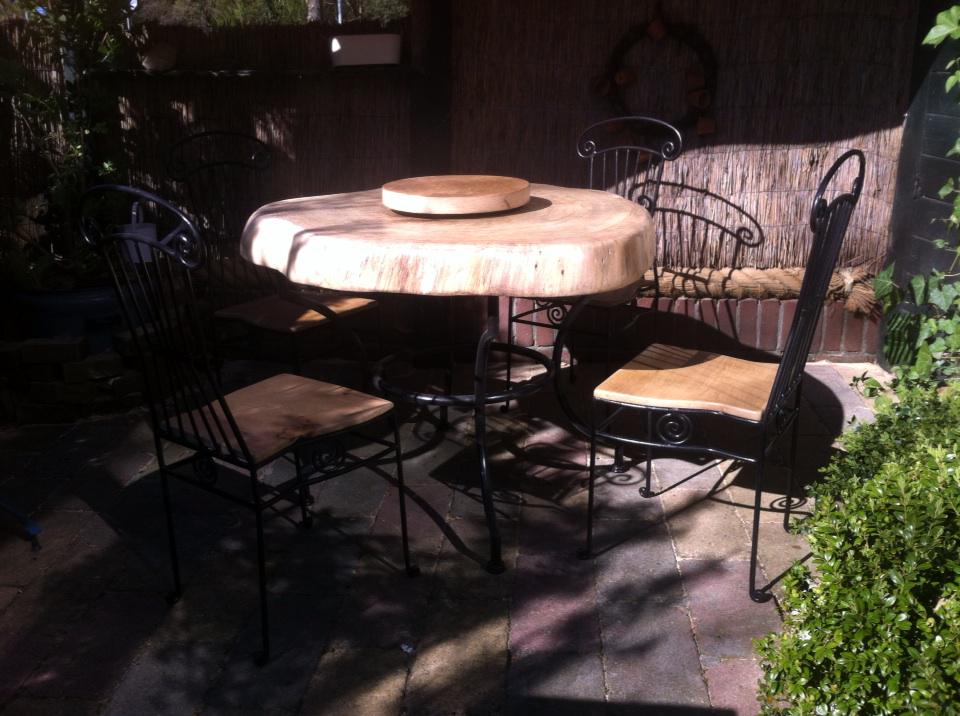 Ronde Boomstamtafel  op antiek smeedijzeren onderstel.  Stoeltjes zelfde hout. Check boomtafels op Facebook ..