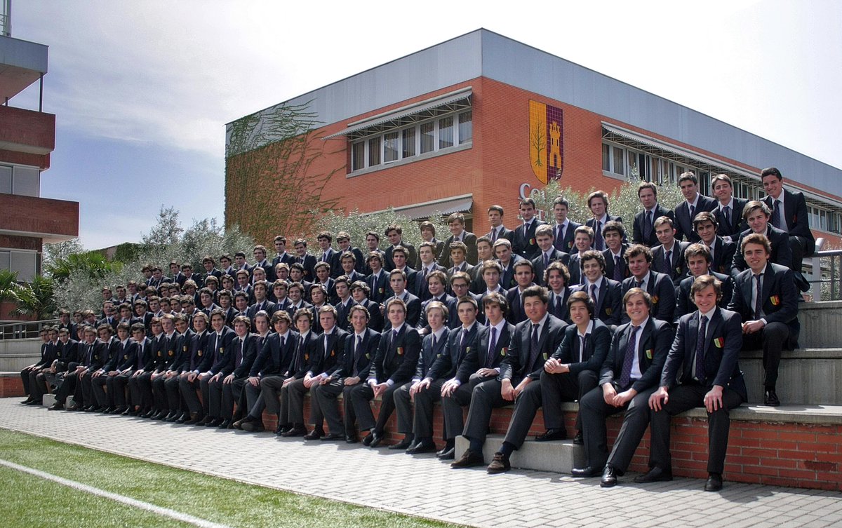 ColegioRetamar's tweet photo. Todo listo para despedir a la #43promoción de Retamar. Una noche importante en el Colegio. #SoydeRetamar http://t.co/4YZgD1DJPf