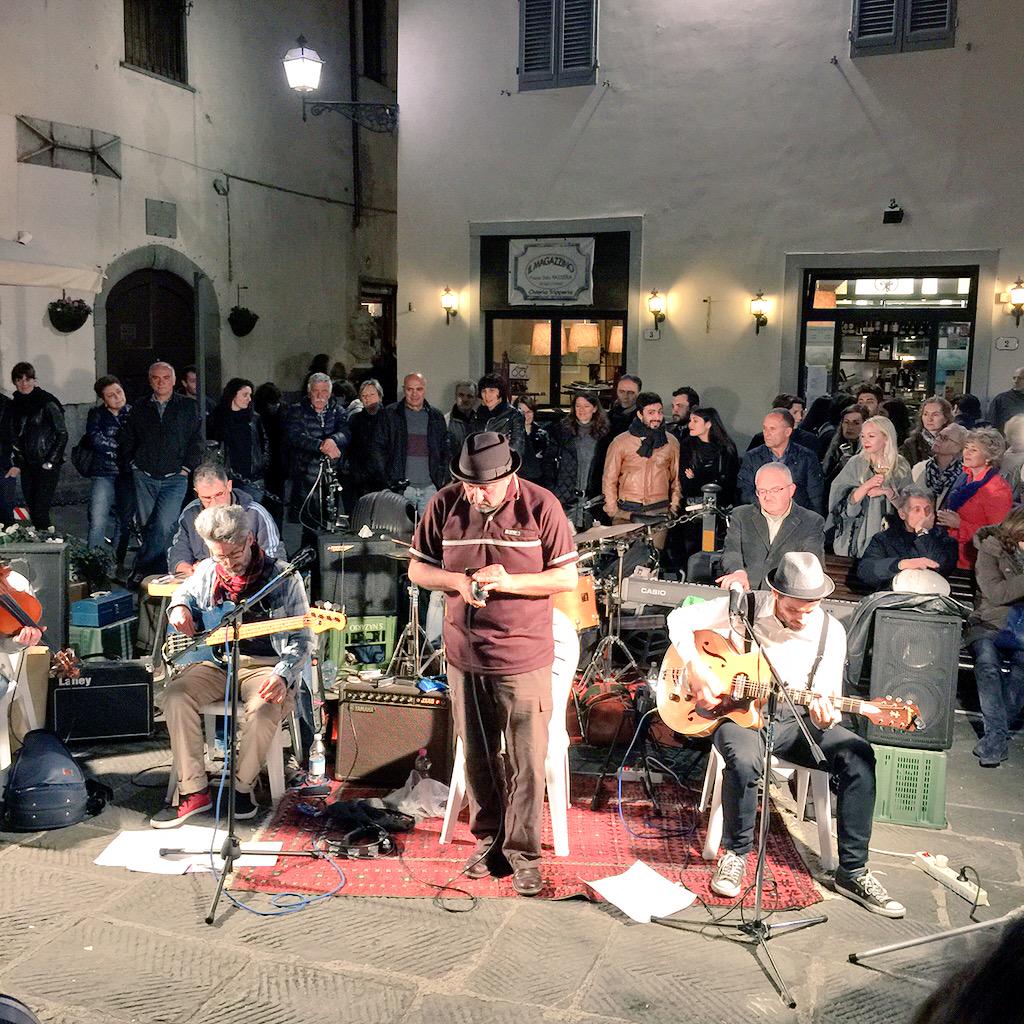 Saving the best for last, winding down #NotteBiancaFirenze with a little blues in piazza della passera #florence