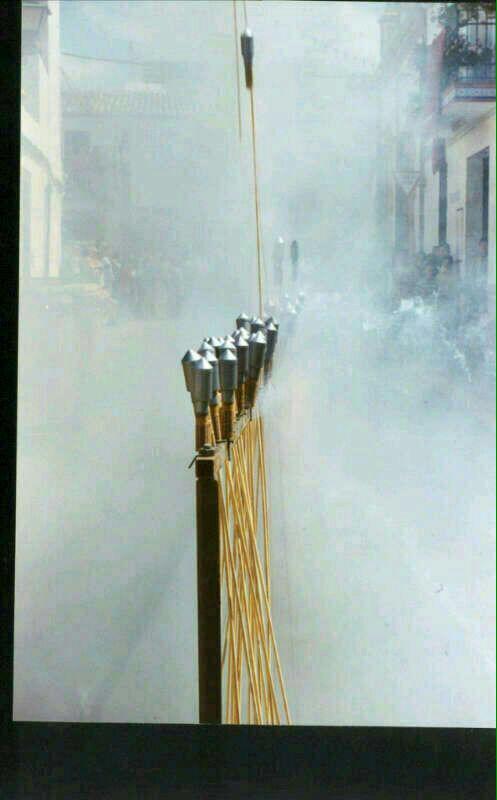 calle_sevilla's tweet photo. Los cohetes Piomperos estallan en el cielo de La Palma anunciando que las Fiestas de la Cruz de Mayo comienzan. http://t.co/QoNyAZtNym