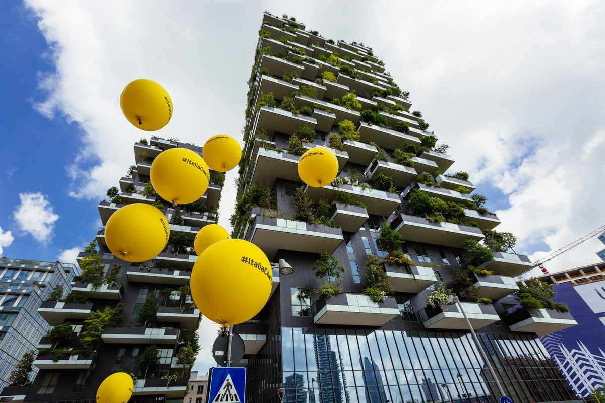 paperia1984's tweet photo. L'#ItaliaCheVola a #Milano #primomaggio #balloon #gopro http://t.co/XqKOIOomeK