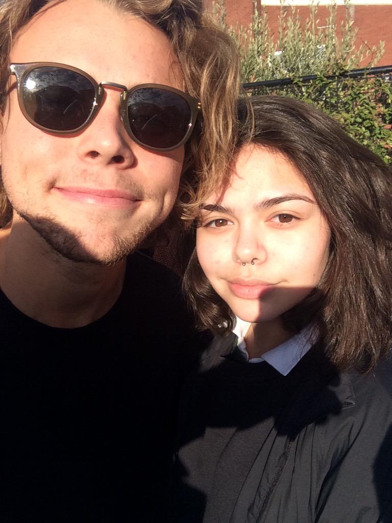 5sosUpdatesExt's tweet photo. Fotos hoy de Ashton con la fan @drunktwitcam http://t.co/lRKC6jdsU6