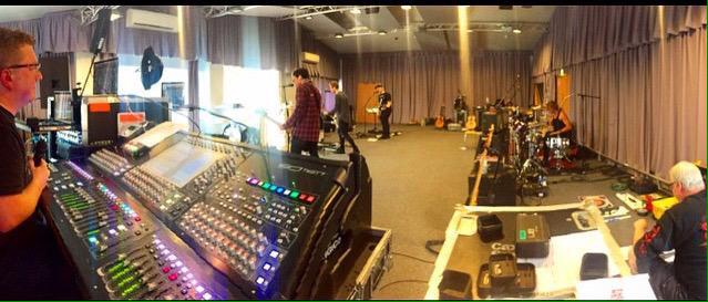5sosUpdatesExt's tweet photo. Fotos de 5sos en los ensayos para el tour hoy. http://t.co/xF6I2r5gyF