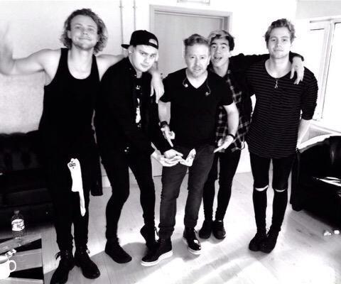 5sosUpdatesExt's tweet photo. Fotos de 5sos en los ensayos para el tour hoy. http://t.co/xF6I2r5gyF