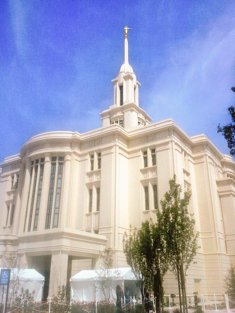 KeriHyde's tweet photo. This temple was extravagant and I'm so grateful my whole fam came to see it today♥ http://t.co/wEDwxjjioX