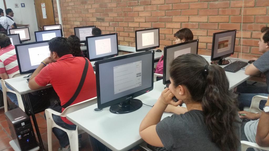 ViveDigitalNdeS's tweet photo. En @UFPSCUCUTA, continua la certificación de ciudadanía digital. Inscríbete en las instalaciones de la Universidad. http://t.co/RSUef7XgvD