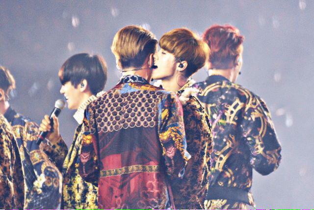 BANANASH94's tweet photo. ชอบกินหู แฝดชอบกินหู 🙈🙈 #AlwayswithHUNHAN #คิดถึงฮุนฮาน http://t.co/4vhM1emIRA