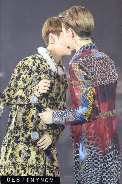 BANANASH94's tweet photo. ชอบกินหู แฝดชอบกินหู 🙈🙈 #AlwayswithHUNHAN #คิดถึงฮุนฮาน http://t.co/4vhM1emIRA