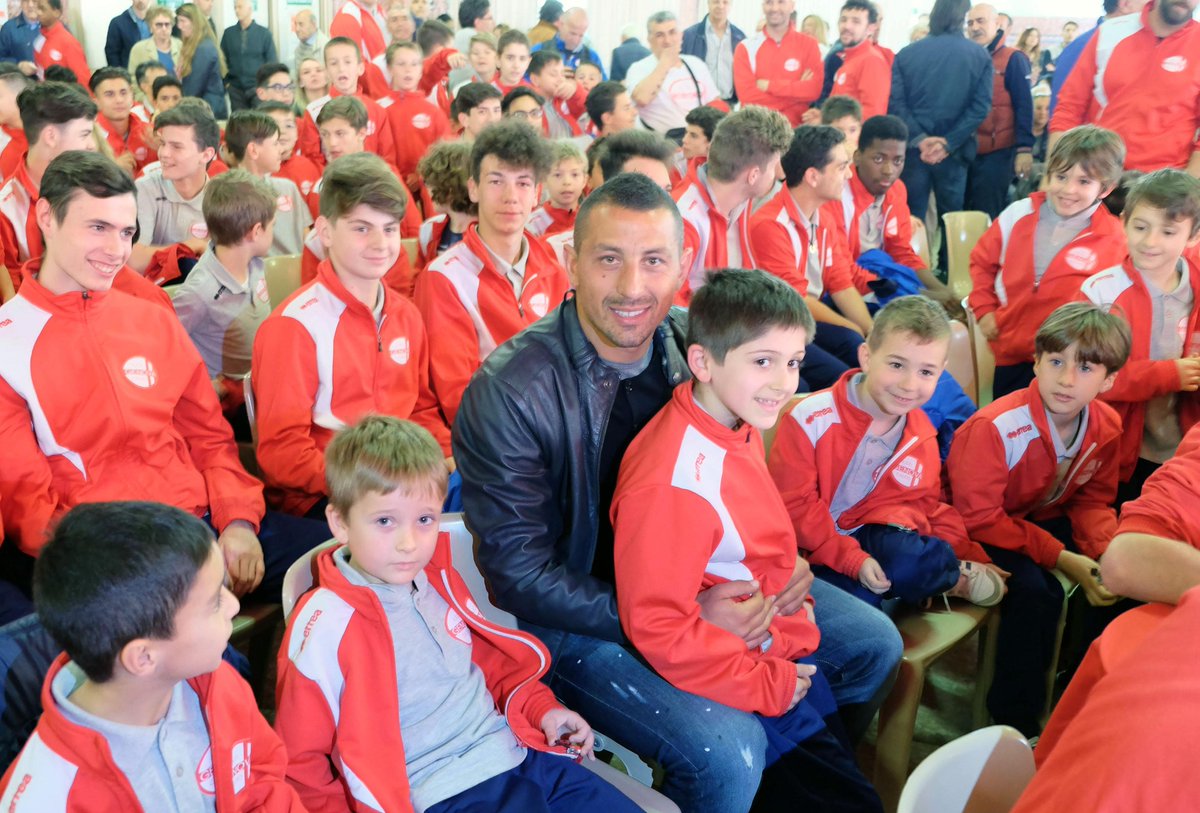 sampdoria's tweet photo. Il capitano della #Sampdoria esempio di #fairplay. Angelo #Palombo posa tra i 400 giovani atleti della @GenovaCalcio. http://t.co/fWpe3K5pr4