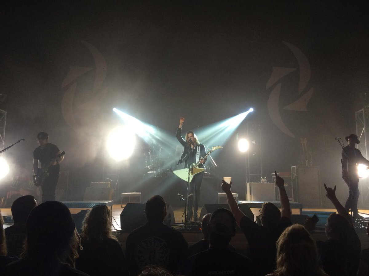 josurb10's tweet photo. @halestorm @LZZYHALE Evansville show was awesome! http://t.co/1VaoOwZetD