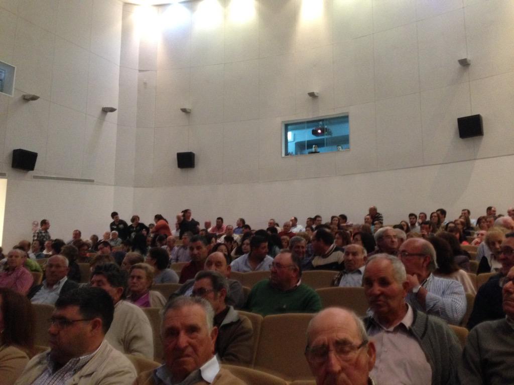 PsoeLuque's tweet photo. Esta el teatro lleno pero aun tenemos un hueco para ti. Aun estas a tiempo. Te esperamos. http://t.co/AOdPp1T3pj