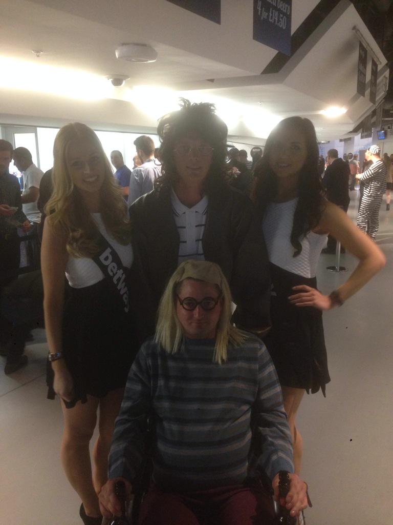 lukelloydevans7's tweet photo. @betway #lovethedarts and the girls! http://t.co/ZeML663zys