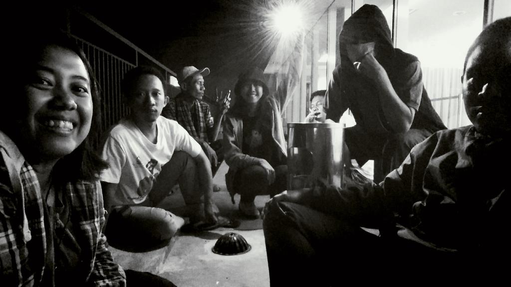 Ngantuk :)"<a href="/pnlalala/">Ratih PN.</a>: Deadline pertama di kantor lama tp baru ceritanya mah. <a href="/uk_su/">Uu Suhardi</a> <a href="/ian_bazz/">ian_bazz</a> <a href="/btrys1/">Tri Watno Widodo</a> <a href="/sumurdiladang/">nita dian</a> "