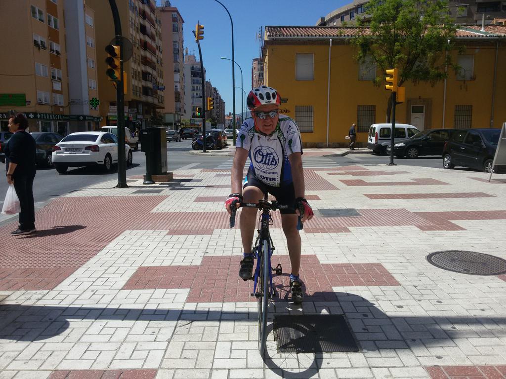ApcMalaga's tweet photo. Cansado y dolor de pierna después del entrenamiento para aguantar en el grupo hay varios que Ban muy bien y yo no http://t.co/BLi92E64tN