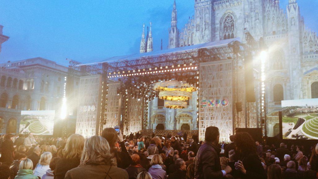 Expo2015Milano's tweet photo. Piazza Duomo si riempie.
-1 a #Expo2015 con "The Opening" la grande serata inaugurale con @AndreaBocelli e @lang_lang http://t.co/tVnLEUUWhY