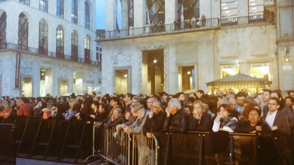 Expo2015Milano's tweet photo. Piazza Duomo si riempie.
-1 a #Expo2015 con "The Opening" la grande serata inaugurale con @AndreaBocelli e @lang_lang http://t.co/tVnLEUUWhY