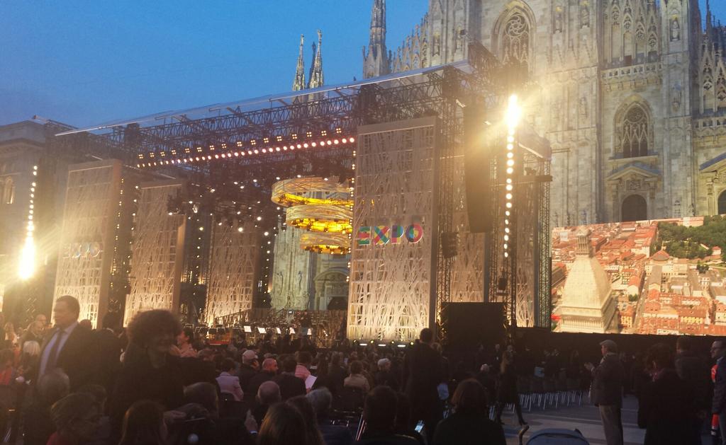Expo2015Milano's tweet photo. Piazza Duomo si riempie.
-1 a #Expo2015 con "The Opening" la grande serata inaugurale con @AndreaBocelli e @lang_lang http://t.co/tVnLEUUWhY