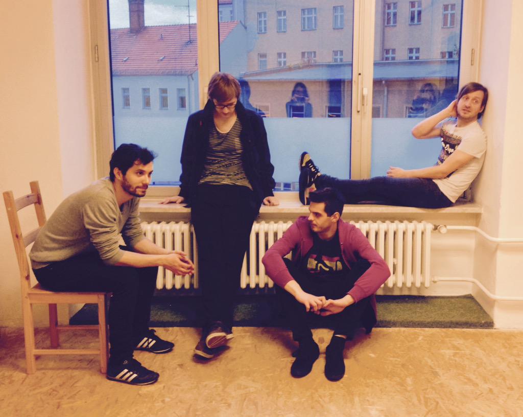 TheNewBeans's tweet photo. Backstage.
See you tonight at https://t.co/XkbrrFdLCC http://t.co/299mpJ57jM