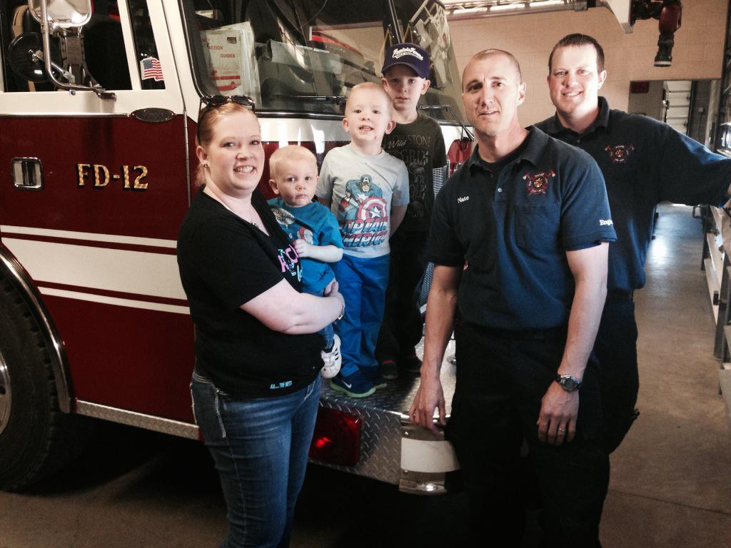 O2laurascheele's tweet photo. @OrigamiOwl Stopped by the fire department to Pay it Forward and deliver some cookies. #PIFDayUSA #TagYourGive http://t.co/2oxmwfJsD6