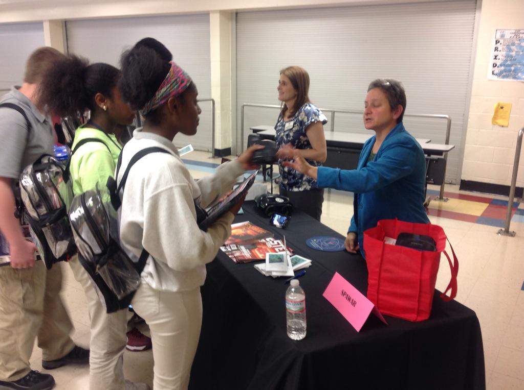 SPAWAR provides hands on experience for students #CollegeCareerFair @tm_NMS @NWMSNighthawks @CCSDConnects @SPAWARHQ